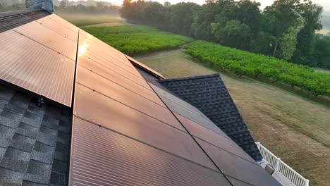 Sonnenkollektoren-Erzeugen-Bei-Sonnenuntergang-Energie-Aus-Dem-Licht-Der-Goldenen-Stunde