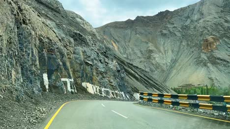 Traverse-Ladakh's-breathtaking-terrain-through-the-car's-lens