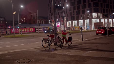 Toma-De-Establecimiento-De-Una-Bicicleta-Eléctrica-Y-Un-Scooter-En-Berlín,-Alemania,-Estática,-Nocturna