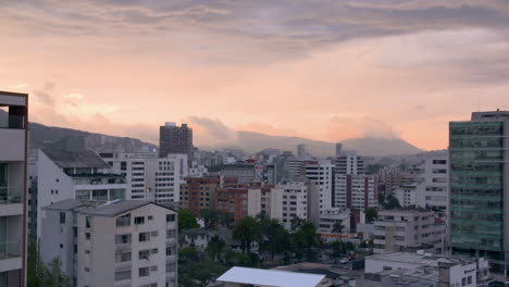 Paisaje-Urbano-De-Quito-Con-Horizonte-Bajo-Un-Cielo-Naranja-Durante-La-Puesta-De-Sol-En-Ecuador