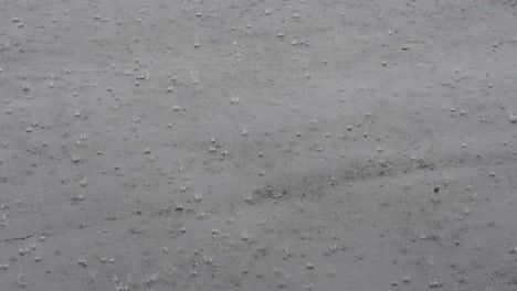 Viele-Regentropfen-Spritzen-Während-Eines-Heftigen-Regengusses-Auf-Den-Bürgersteig