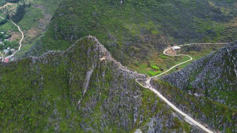 The-impressive-Vietnam-tourist-destination-of-Skywalk-trail-in-the-Ha-Giang-district