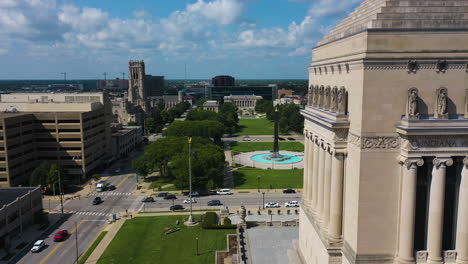 Aerial-view-passing-the-Indiana-War-Memorial-and-Museum,-toward-Obelisk-Square-in-sunny-Indianapolis,-USA