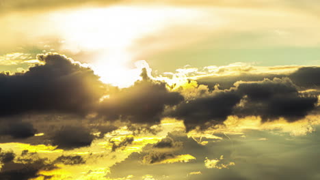 Zeitraffer-Des-Morgensonnenlichts-Durch-Die-Weiten-Wolken-Mit-Sonnenstrahlen
