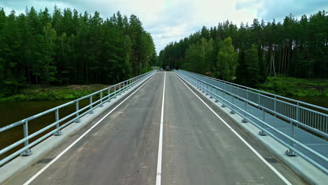 Neue-Brücke-In-Einer-Bewaldeten-Landschaft-–-Umweltfreundliches-Bauprojekt