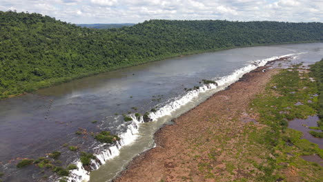 Eine-Seitliche-Drohnenaufnahme-Der-Moconá-Wasserfälle-An-Einem-Klaren-Tag-Mit-Blick-Auf-Die-Atemberaubenden-Längswasserfälle