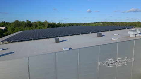 Große-Anordnung-Von-Sonnenkollektoren-Auf-Dem-Dach-Eines-Gebäudes