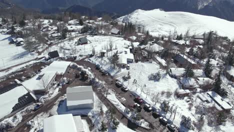Luftaufnahme-Von-Oben-Nach-Unten-Auf-Die-Bergstadt-Farellones,-Schneebedecktes-Stadtbild,-Chile