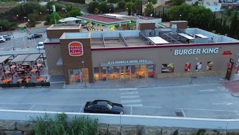 Luftaufnahme-Von-Burger-King-Und-Auto-King-Drive-Through-In-Estepona,-Spanien,-Fast-Food-Restaurant,-4K-Aufnahme