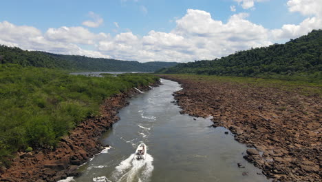 Boot-Nähert-Sich-Den-Moconá-Wasserfällen:-Fesselnde-Aussicht-An-Einem-Klaren-Tag-Mit-Einer-Drohne