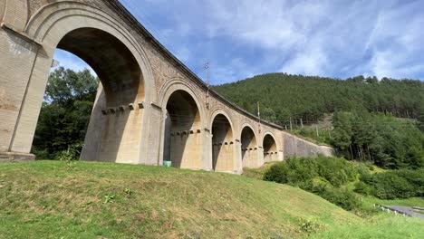 Sitio-De-La-Unesco-Del-Patrimonio-Mundial-Del-Ferrocarril-De-Semmering-En-Austria-Filmado-Desde-Abajo-En-4k-Rodeado-De-Bosque