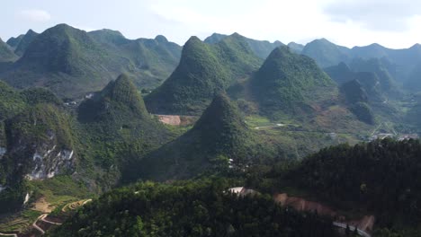 Vietnam,-Un-País-Con-Hermosas-Vistas-De-Montañas-Cubiertas-De-Vegetación.