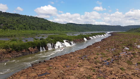 Spektakuläre-Ausblicke-Auf-Die-Saltos-Del-Moconá-Oder-Salto-Do-Yucumã,-Aufgenommen-An-Einem-Unglaublich-Klaren-Und-Blauen-Tag,-Zeigen-Die-Majestätische-Schönheit-Der-Längswasserfälle-An-Der-Argentinisch-brasilianischen-Grenze