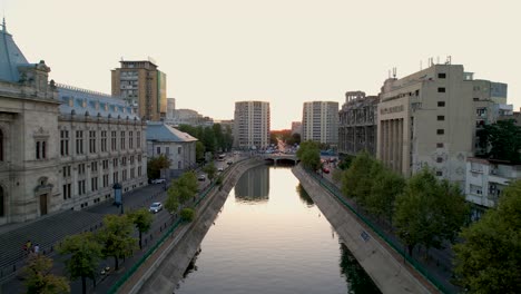 Sonnenuntergang-über-Dem-Justizpalast-Und-Dem-Dambovita-Fluss-In-Bukarest,-Rumänien,-Luftaufnahme