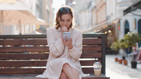 Junge-Frau-Nutzt-Ihr-Mobiles-Smartphone-Und-Feiert-Den-Gewinn-Einer-Guten-Nachrichtennachricht-Im-Freien-In-Der-Stadtstraße