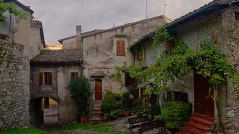 Typical-Houses-With-A-Garden-In-The-Charming-Village-Of-Spoleto,-Province-Of-Perugia,-Italy