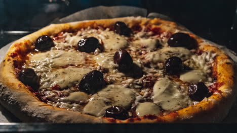 Leckere,-Herzhafte-Pizza-Mit-Oliven-Und-Parmesan-Wird-Im-Ofen-Gebacken,-Zeitraffer
