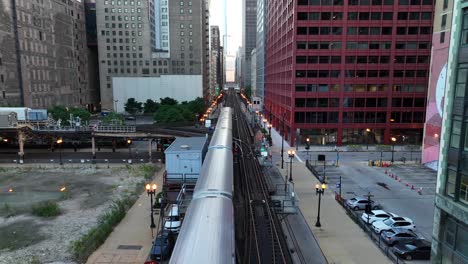Elevated-passenger-train-in-downtown-Chicago,-Illinois