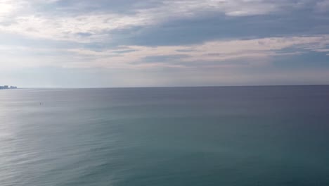 Panorama-Luftaufnahme-Von-Strandhotels,-Resorts,-Strandservicestühlen-Und-Sonnenschirmen-Im-Strandresort-In-Destin-Florida