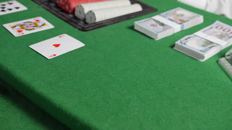Nahaufnahme-Beim-Kauf-Von-Pokerchips-In-Einem-Casino-An-Einem-Black-Jack-Tisch-Mit-Stapeln-Bargeld