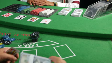 Comprar-Fichas-De-Póquer-En-Un-Casino-En-Una-Mesa-De-Black-Jack-Con-Fajos-De-Dinero-En-Efectivo