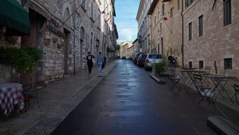 Geschäfte-Mit-Menschen,-Die-Durch-Die-Malerischen-Gassen-In-Der-Mittelalterlichen-Stadt-Assisi,-Provinz-Perugia,-Region-Umbrien,-Zentralitalien,-Spazieren