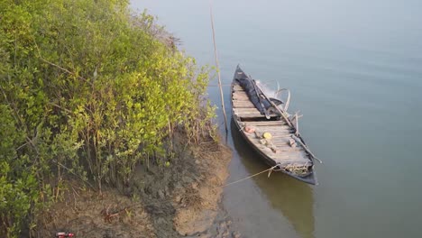 Ein-Traditionelles-Fischerboot-Am-Ufer-Des-Mangrovenwaldes-Der-Sunderban-Inseln-In-24-Parganas,-West-Benagal,-Indien