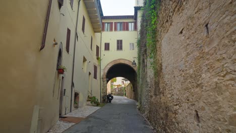 Caminando-Por-Las-Típicas-Callejuelas-Arqueadas-De-Spoleto,-Provincia-De-Perugia,-Umbría-En-Italia