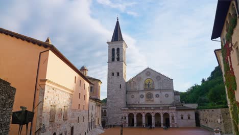 La-Catedral-De-Santa-María-Assunta-En-La-Piazza-Del-Duomo-En-Spoleto,-Italia