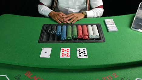 Croupier-Dealer,-Der-Bei-Einem-Pokerspiel-In-Einem-Casino-Karten-Austeilt