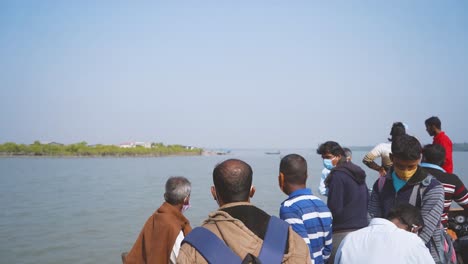 Menschen-Stehen-Auf-Einer-Traditionellen-Fähre,-Die-Den-Fluss-Auf-Den-Sunderban-Inseln-In-24-Parganas-Im-Westen-Benagals-In-Indien-überquert
