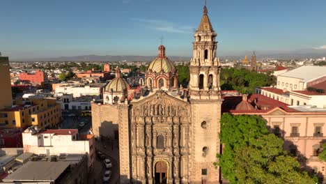Aerial-footage-of-the-"Nuestra-Señora-del-Carmen"-temple-in-San-Luis-Potosí,-México