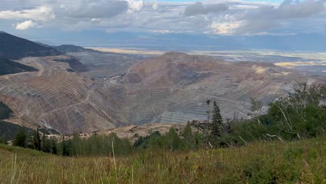 Bingham-Kupfermine-Mit-Salt-Lake-City-Im-Tal-Darunter