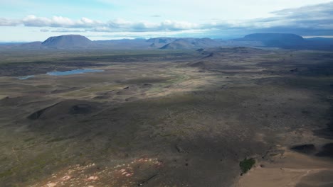 Tierras-Altas-De-Islandia-Exploradas-En-Un-Día-Cálido-Y-Soleado.