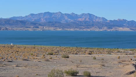 Beach-view-at-Lake-Mead-with-Mountains-in-background,-static-shot