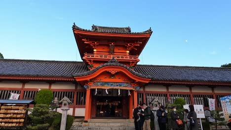 Schöner-Roter-Shinto-Tempel-Im-Sanften-Abendlicht