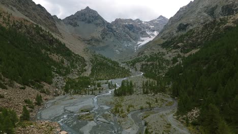 Luftaufnahme-Der-Berg--Und-Flusslandschaft-Der-Ventina-Alpe,-Dolly-In