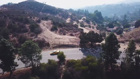 Hollywood-Hills,-Luxussportwagen,-Der-In-Windigen-Kurven-Fährt