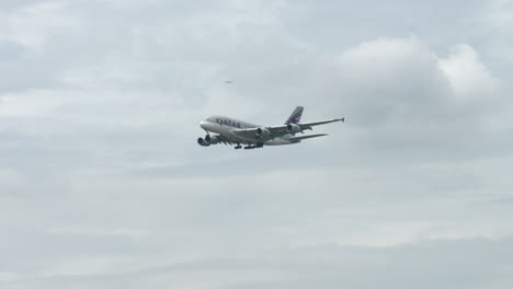 Qatar-Airways-A380-Bereitet-Sich-Auf-Die-Landung-Am-Flughafen-Suvarnabhumi,-Thailand-Vor