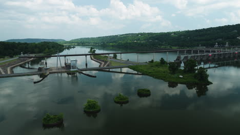 Cook's-Landing-Park-Near-North-Little-Rock-Hydro-Plant-And-Big-Dam-Bridge-On-Arkansas-River,-Arkansas,-USA