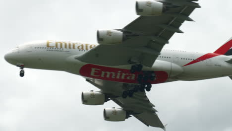 El-A380-De-Emirates-Se-Prepara-Para-Aterrizar-En-El-Aeropuerto-De-Suvarnabhumi,-Tailandia