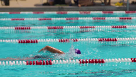 Junger-Schwimmer-Macht-Freestyle-Schwimmen-Im-Olympischen-Schwimmbad-Mit-Roten-Und-Weißen-Seilbahnen