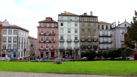 Weitwinkelaufnahme-Der-Gebäude-Praça-Do-Infante-Dom-Henrique-In-Porto,-Portugal