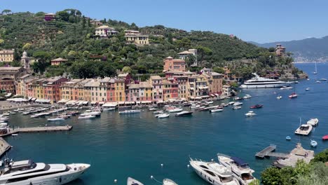 Panning-view-of-picturesque-scenic-bird's-eye-view-of-the-town-and-harbour-of-Portofino,-Italy