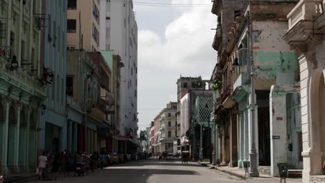 POV-Bewegung-Entlang-Der-Städtischen-Straße-Von-Havanna-In-Kuba