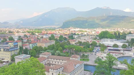 Ruhige-Luftaufnahme-über-Die-Weite-Stadtlandschaft-Von-Riva-Del-Garda,-Italien