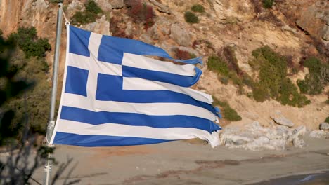 Zerfetzte-Griechische-Flagge-Weht-Im-Wind-In-Zeitlupe