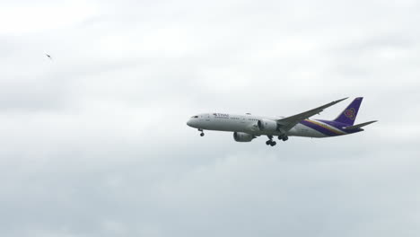 Thai-Airways-Se-Prepara-Para-Aterrizar-En-El-Aeropuerto-De-Suvarnabhumi,-Tailandia