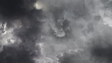 Volando-Hacia-Nubes-Cumulonimbus-Y-Tormentas-Eléctricas