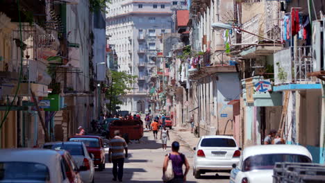 Blick-Auf-Eine-Typische-Stadtstraße-In-Kuba-Mit-Vorbeigehenden-Einheimischen